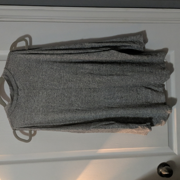 ✨2/$25✨ Caution to the Wind, cold shoulder long sleeve, light sweater, size L - Picture 6 of 10